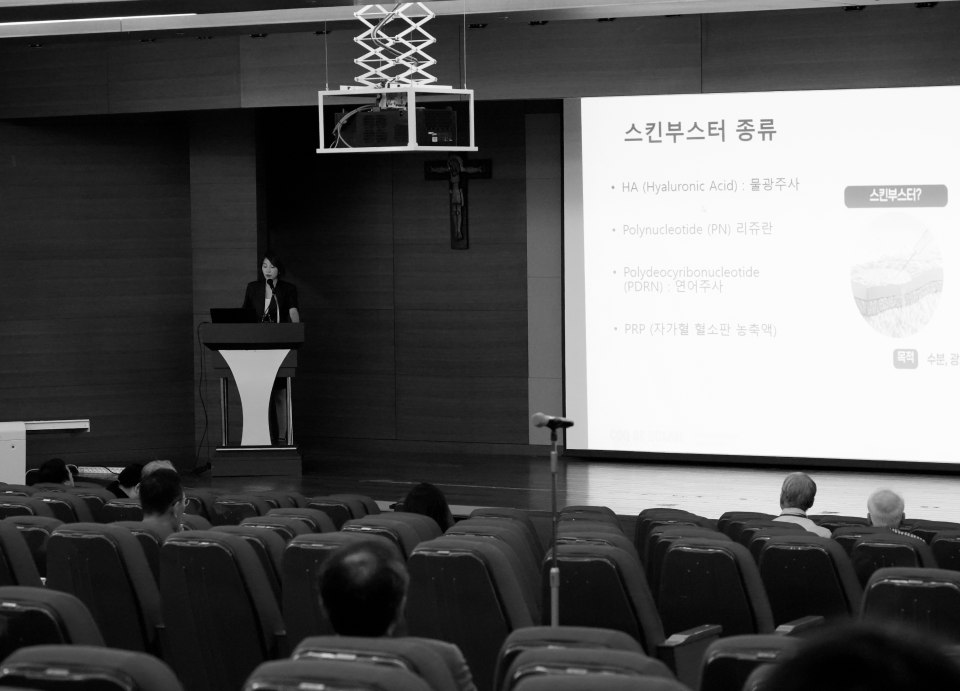 講演するホ・ヤンイム院長